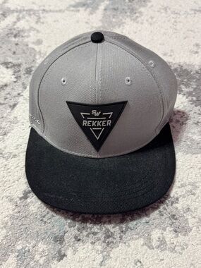 Men's Grey and Black Flat-Brim Snapback Hat